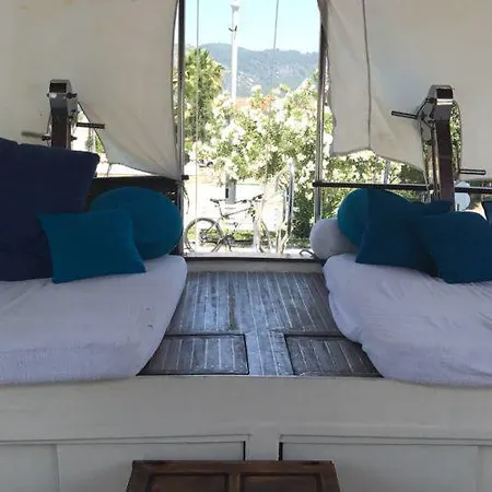 Πλωτό κατάλυμα Barefoot Boat