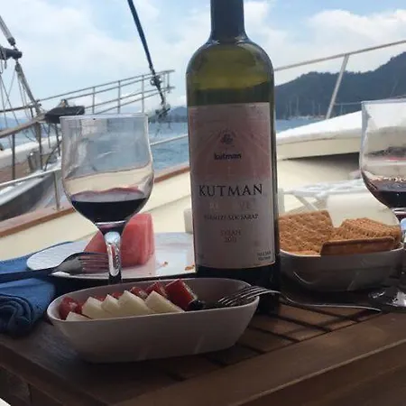 Πλωτό κατάλυμα Barefoot Boat Göcek