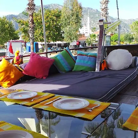 Πλωτό κατάλυμα Barefoot Boat *