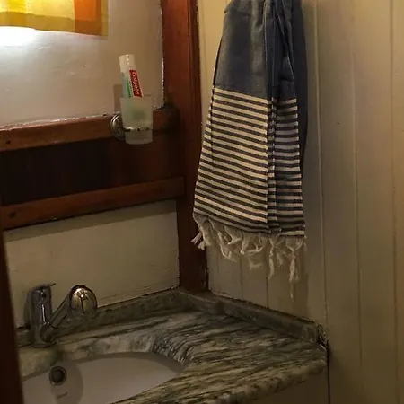 Πλωτό κατάλυμα Barefoot Boat